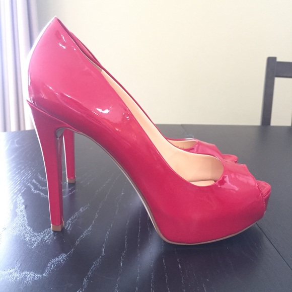 guess red peep toe heels